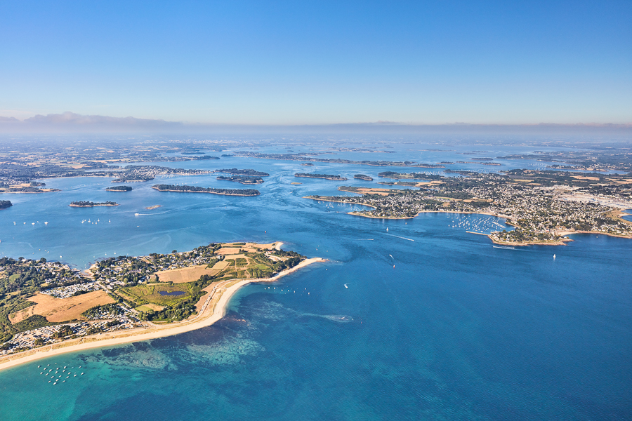 On the Gulf side, where the Moulin de Cantizac Campsite is located, you will find a collection of islands 