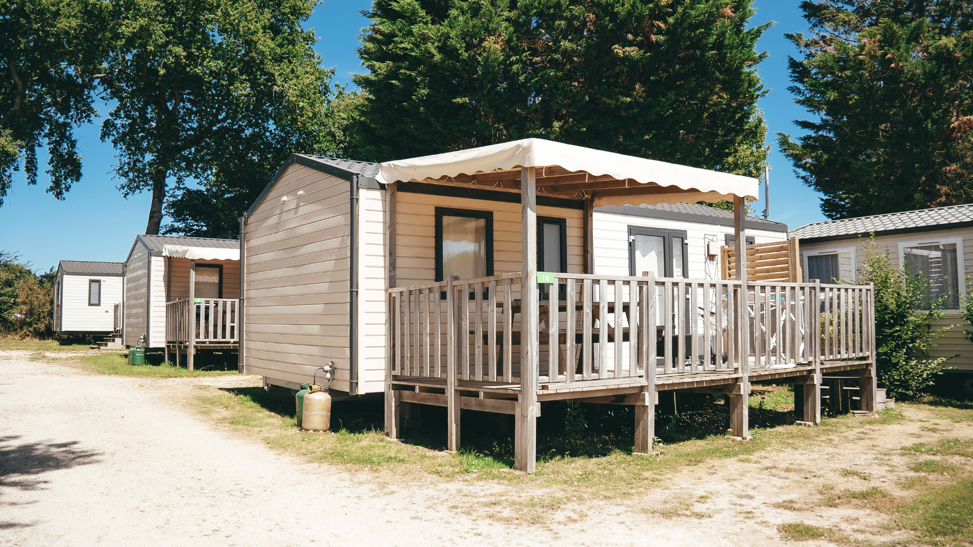 Sur la photo on observe un mobil-home du camping du Moulin de Cantizac