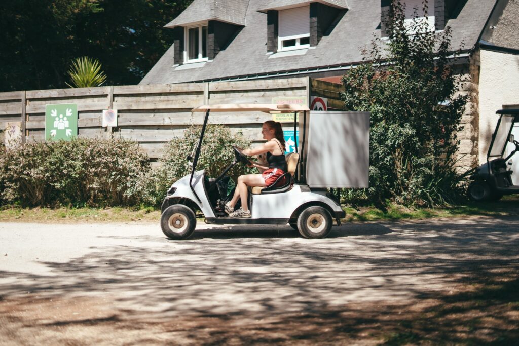 Voiturette à l'entrée du Camping du Moulin de Cantizac