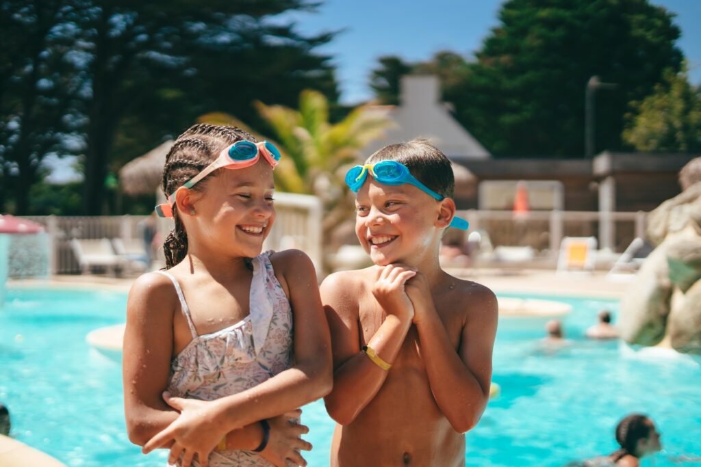 2 enfants devant la piscine