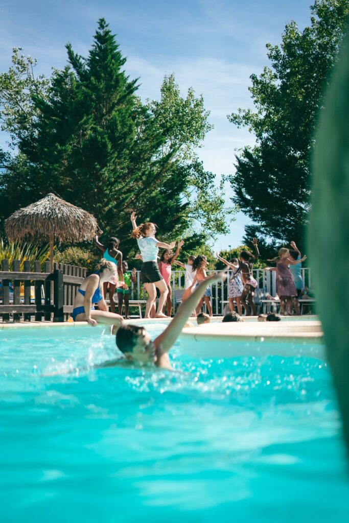 Enfant qui nage dans la piscine